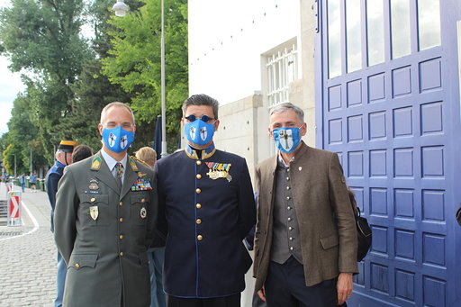 Corona-Prävention im Deutschmeisterlook